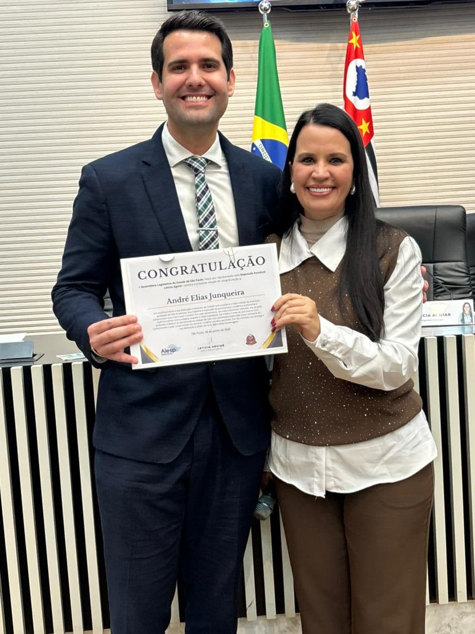 Dr. André Elias Junqueira recebendo moção de congratulação na ALESP da Deputada Leticia Aguiar